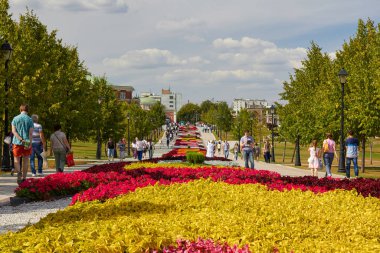 Tsaritsyno Park, Moskova, Rusya 'da çiçekli yaya yolu manzarası.