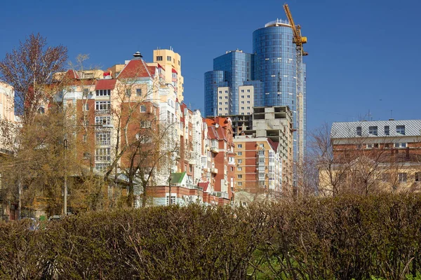 Samara 'daki eski ve modern apartman binaları - stok fotoğrafı