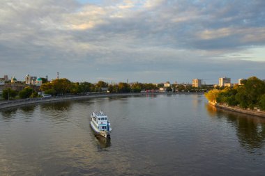Moskova 'nın şehir manzarası. Arkadaki Danilov Manastırı. Moskova, Rusya.