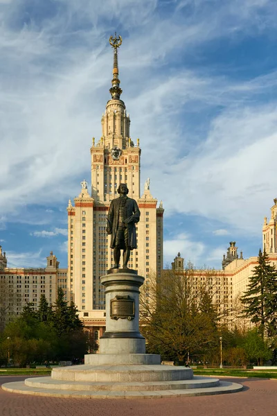 Monumento Mijaíl Lomonósov Primer Plano Edificio Principal Universidad Estatal Moscú — Foto de Stock