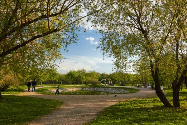 Family Walking Kolomenskoye Park Moscow Russia — Stock Photo, Image