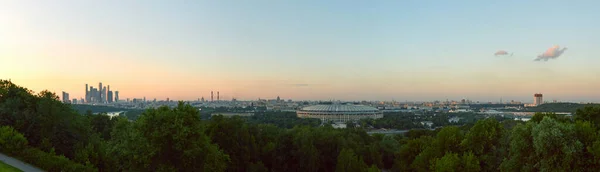 Moskova 'nın panoramik şehir manzarası Sparrow Hills' den (Vorobyovy Gory), Moskova, Rusya. 2018 FIFA Dünya Kupası öncesinde Luzhniki Stadyumu 'nun yeniden inşası.
