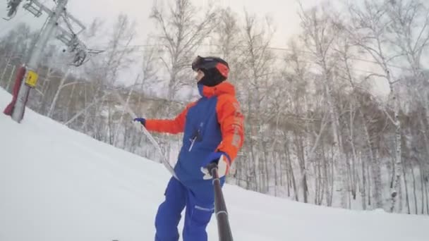 Сноубордист Поднимается Гору Лифте Вид Селфи Палки — стоковое видео