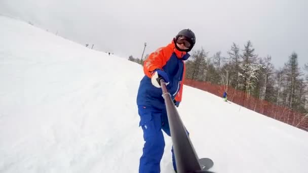 Snowboarder Descends Mountain Wide Track Front View Selfie Stick — Stock Video