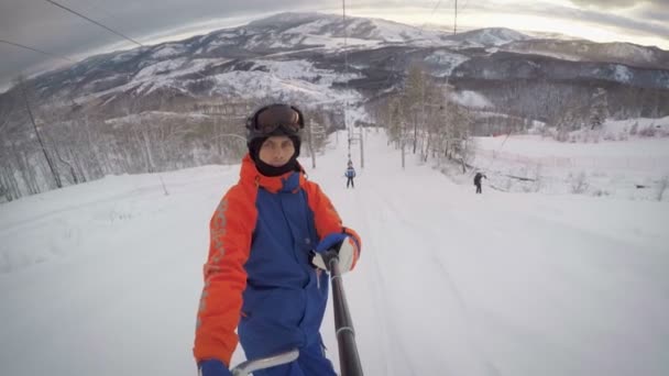 Ένας Snowboarder Ανεβαίνει Βουνό Χρησιμοποιώντας Ανελκυστήρα Ουράλια Βουνά Στο Ηλιοβασίλεμα — Αρχείο Βίντεο