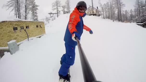 Snowboarder Begint Afdaling Van Berg Langs Het Bos Sneeuwval — Stockvideo