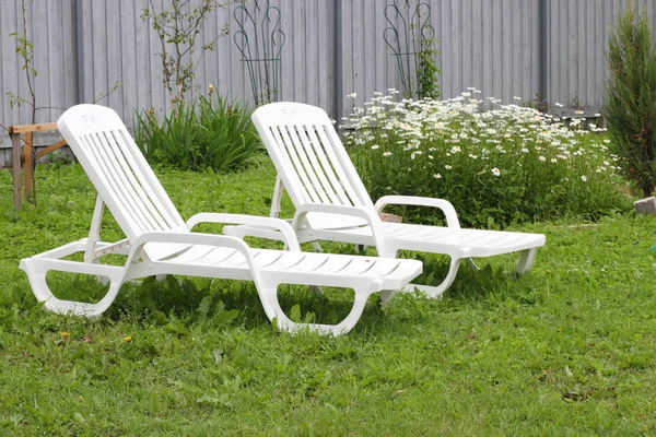 Deux chaises longues blanches Image En Vente