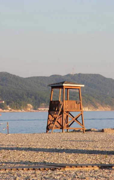 Torre di bagnino su una spiaggia di ciottoli — Foto Stock