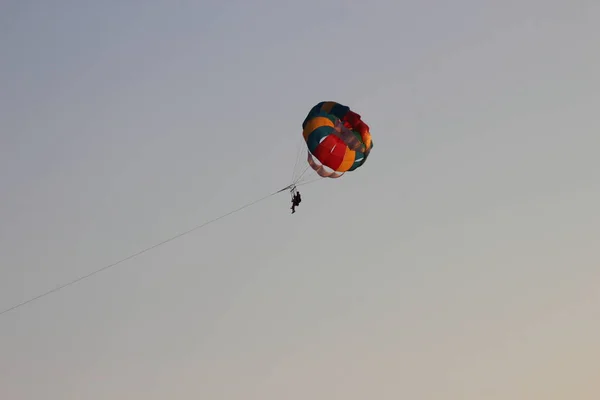 Полет на парашюте — стоковое фото