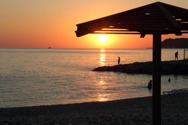 Deniz kıyısında gün batımı