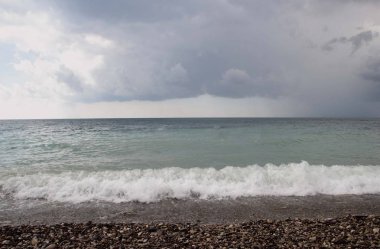 Deniz ve gökyüzü fırtına öncesi sessizlik