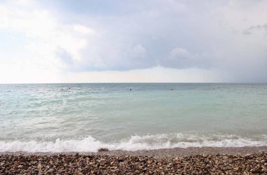 Deniz ve gökyüzü fırtına öncesi sessizlik