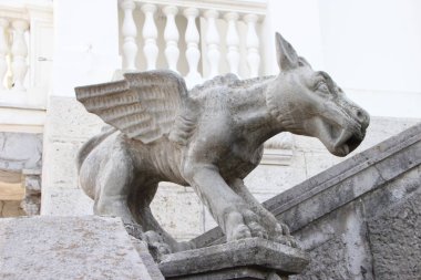 Livadia sarayında kanatlı efsanevi bir hayvan heykel