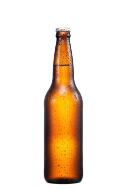 600 ml 'lik kahverengi bira şişesi beyaz arka planda gölgesiz izole edilmiş damlalar.