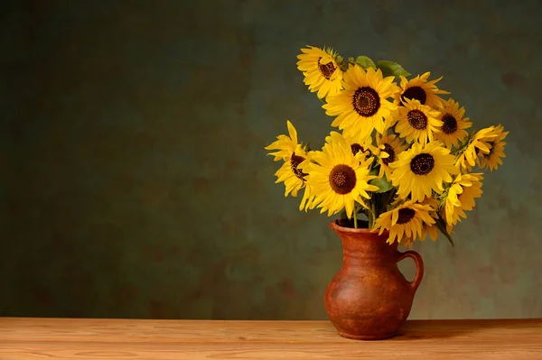 Tournesol dans un vase en céramique — Photo