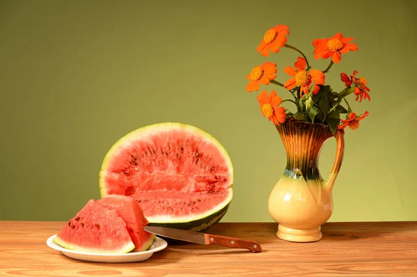 Sandía fresca en rodajas y flores — Foto de Stock