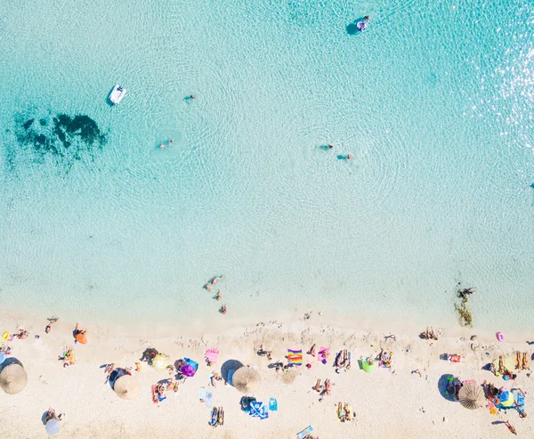  turistler ile kumlu plaj