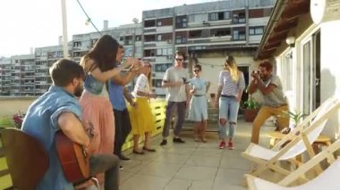 çatı partide dans insanlar