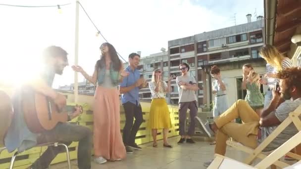 Emberek táncoltak a tetőtéri party — Stock videók