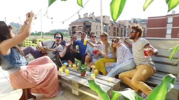 Amigos en la fiesta en una terraza en la azotea — Vídeo de stock