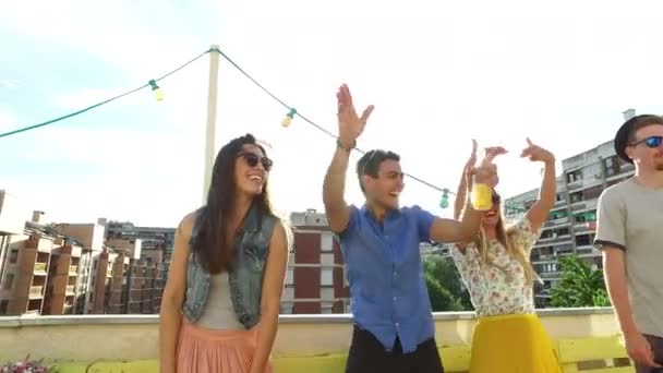 Freunde tanzen auf dem Dach — Stockvideo
