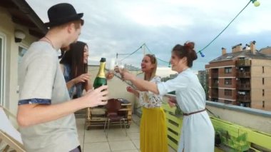 Arkadaş grubu şampanya içmek adam