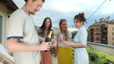 adam açılış şampanya