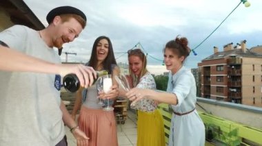 Şampanya güzel kadın arkadaşlarına dökme hipster adam