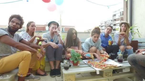 Leute essen Pizza auf dem Dach — Stockvideo