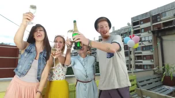 Vrienden roosteren met champagne — Stockvideo