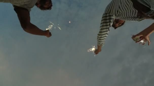 Koppel dansen met vuurwerk kaarsen — Stockvideo
