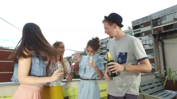 Hombre bebiendo champán con amigos — Vídeos de Stock