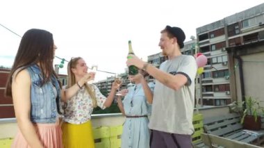 Arkadaş grubu şampanya toasting adam