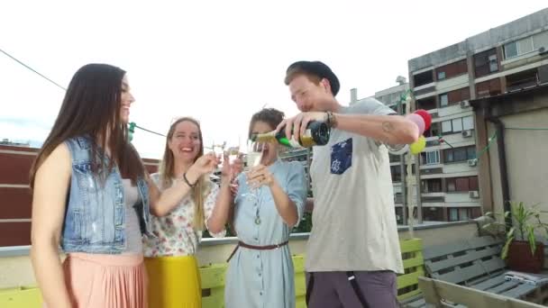 Homme verser du champagne à des amis — Video
