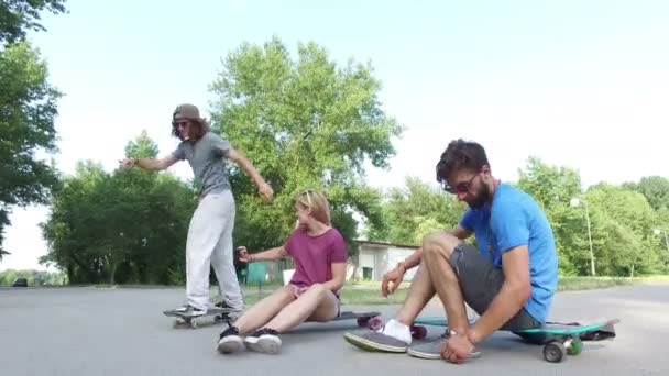 Skateboarders enfriando y haciendo trucos — Vídeo de stock