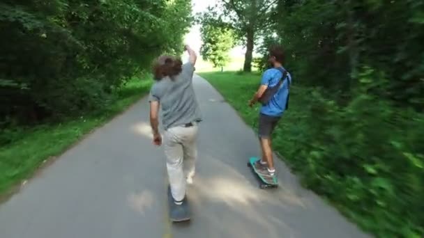 Amigos montando en patinetas — Vídeos de Stock