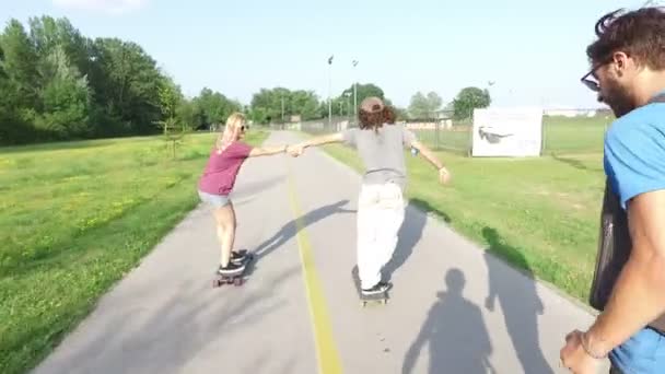 Man passeren met skate onder de armen — Stockvideo