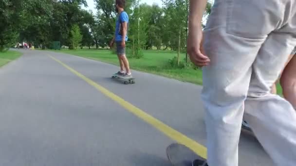 Друзі скейтбординг на сонячний день — стокове відео