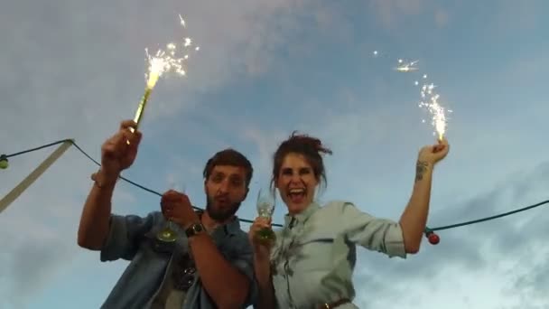 Casal acenando com velas de fogo de artifício — Vídeo de Stock