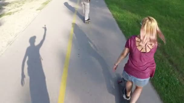 Frau reitet auf einem Longboard — Stockvideo