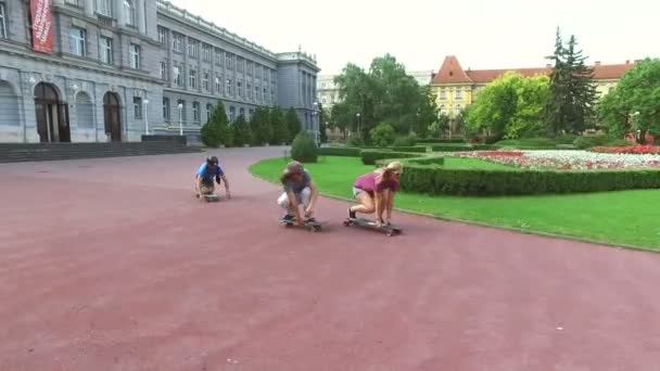 Skateboarder in posizione accovacciata — Video Stock