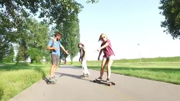 Друзі мають веселий скейтбординг — стокове відео