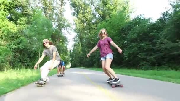 Чоловік скейтбординг з друзями — стокове відео