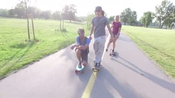 Friends longboarding an einem Sommertag — Stockvideo