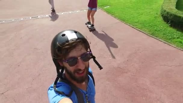 Homem skate com amigos — Vídeo de Stock