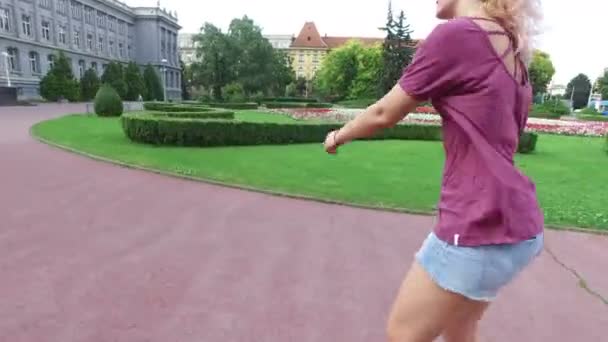 Жінки, що бігають з друзями — стокове відео