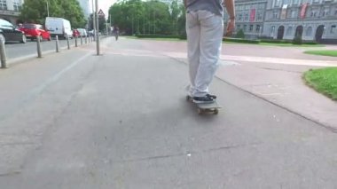 şehirde kaykay arkadaşlar