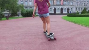 bacaklar bir longboard üzerinde sürme