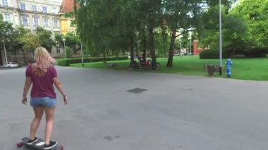 kadın parkta bir longboard üzerinde