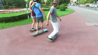 Çift birbirlerine longboarding tutarak